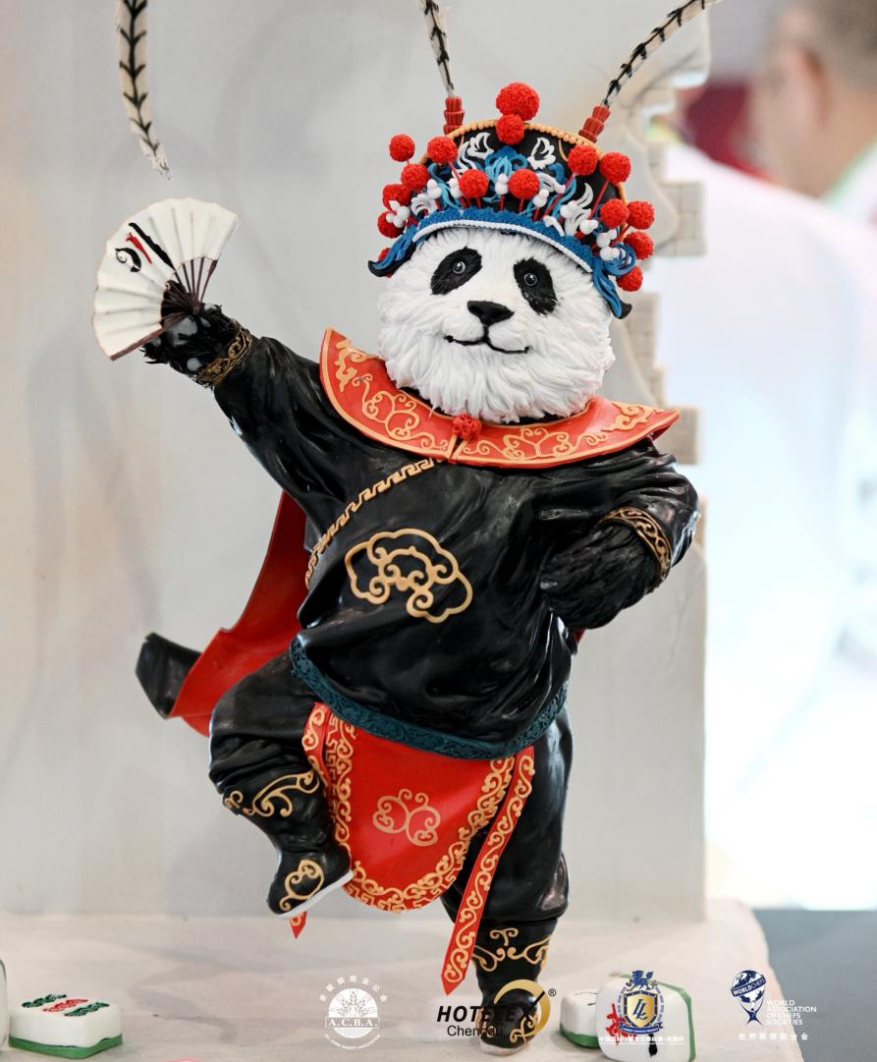 近年来，成都市通过产业引导、政策支持，积极推动美食与文旅、体育、会展等产业联动，依托四川旅游学院等专业院校，深化产教融合，构建多层次的餐饮人才培养体系。下一步，成都将持续推动餐饮业上下游产业链协同发展，深化海内外美食文化交流合作，培育更多具有国际竞争力的川菜品牌和人才，为建设“国际美食之都”注入强劲动能。